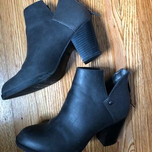 Women’s Grey Vera Wang Booties Size 6.5